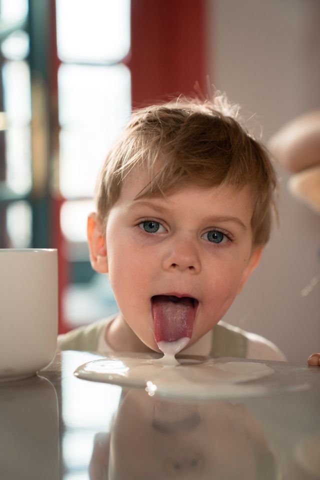 niño con autismo tomando leche -8669763